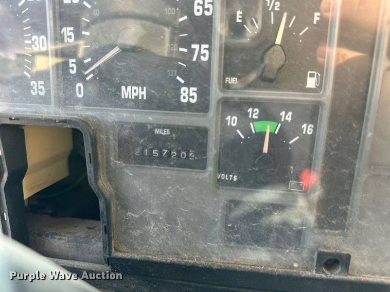 image for item DS6429 1999 International 4900  oil distributor truck