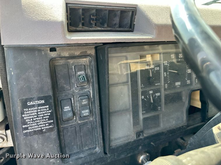 image for item DS6429 1999 International 4900  oil distributor truck