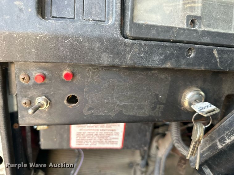 image for item DS6429 1999 International 4900  oil distributor truck