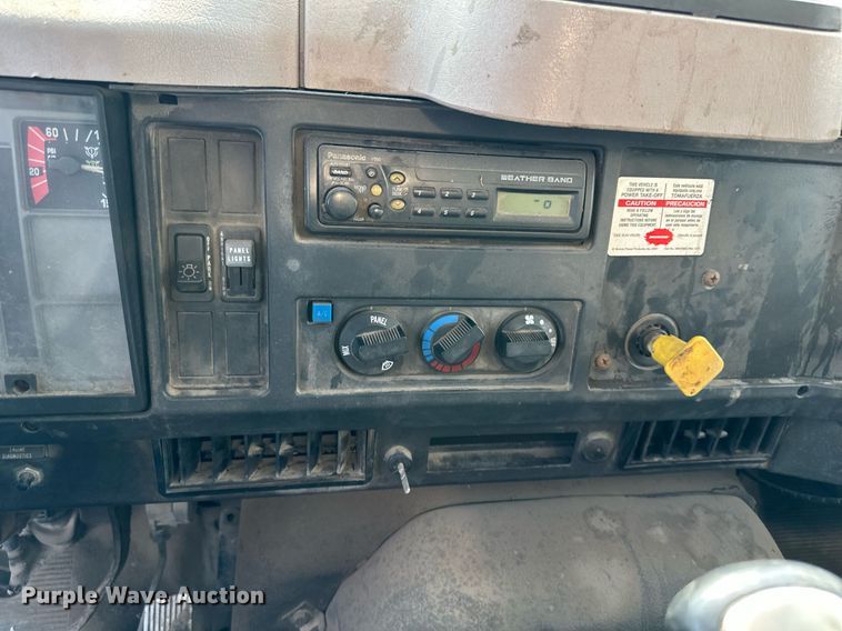 image for item DS6429 1999 International 4900  oil distributor truck