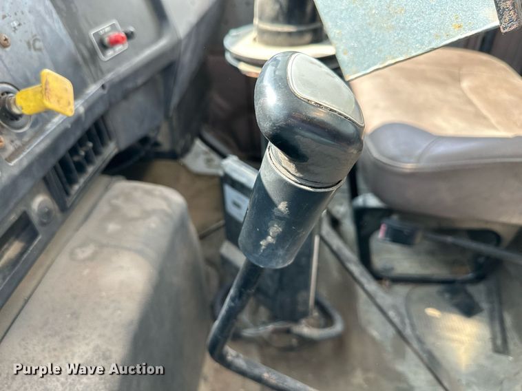 image for item DS6429 1999 International 4900  oil distributor truck