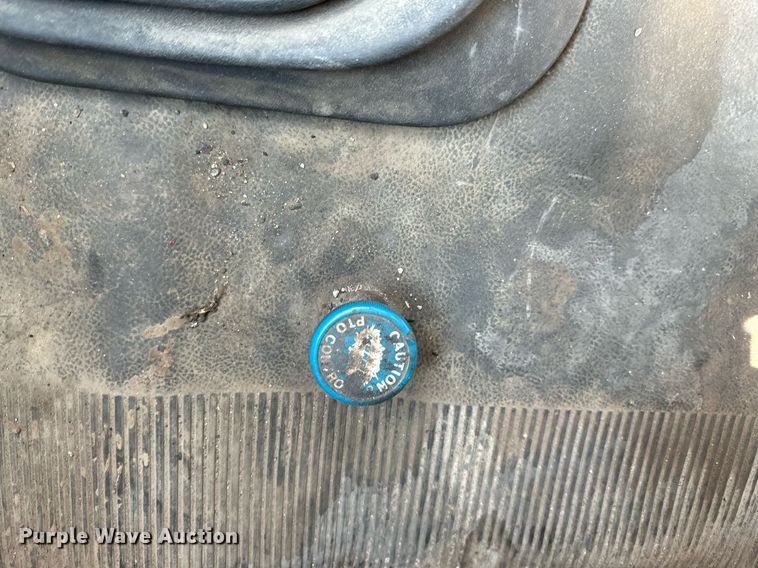 image for item DS6429 1999 International 4900  oil distributor truck