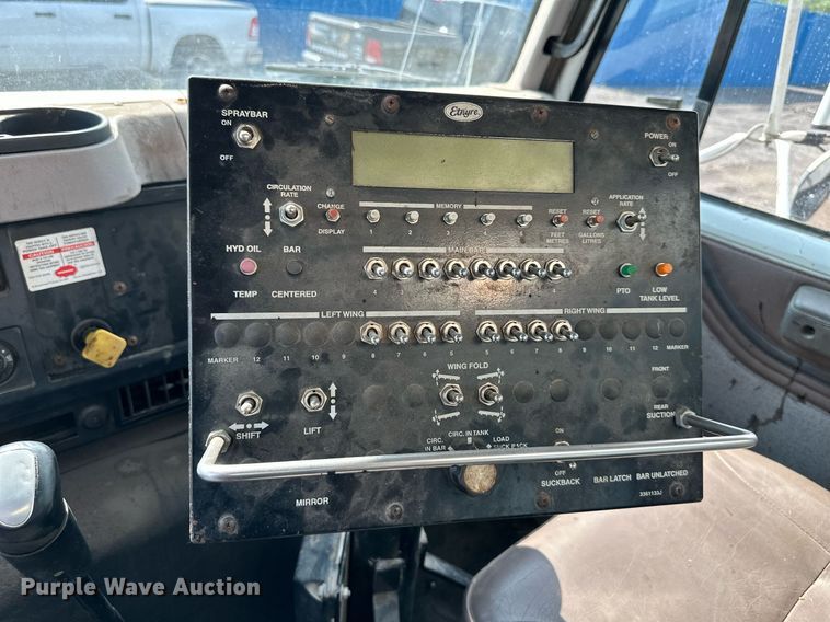 image for item DS6429 1999 International 4900  oil distributor truck