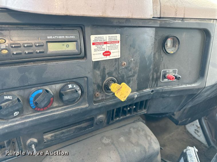 image for item DS6429 1999 International 4900  oil distributor truck