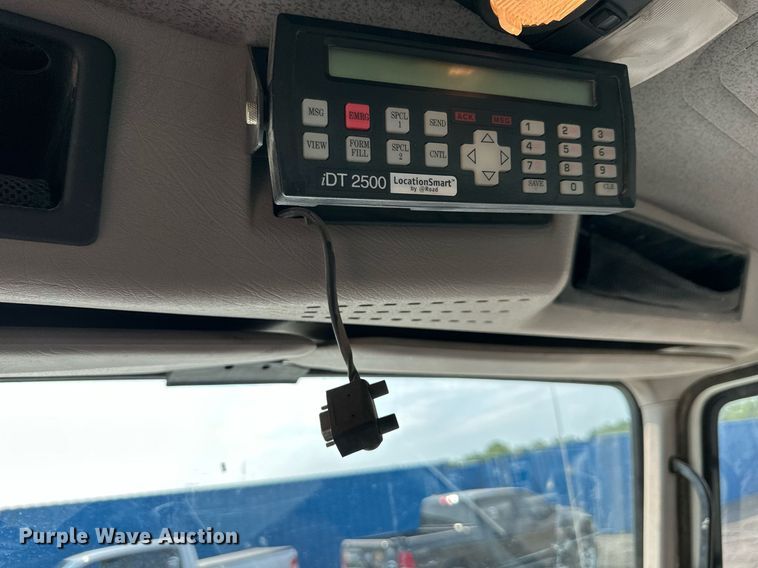 image for item DS6429 1999 International 4900  oil distributor truck