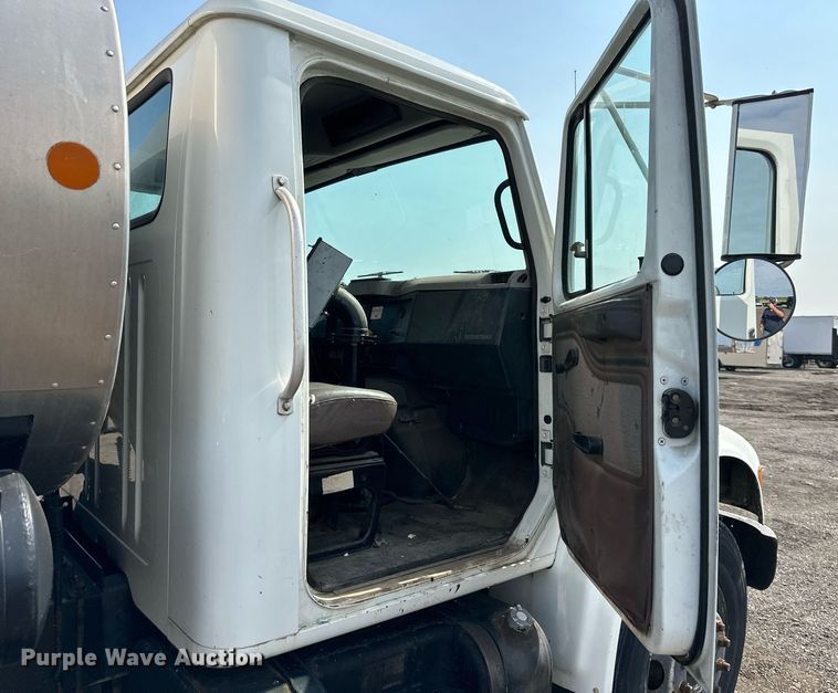 image for item DS6429 1999 International 4900  oil distributor truck