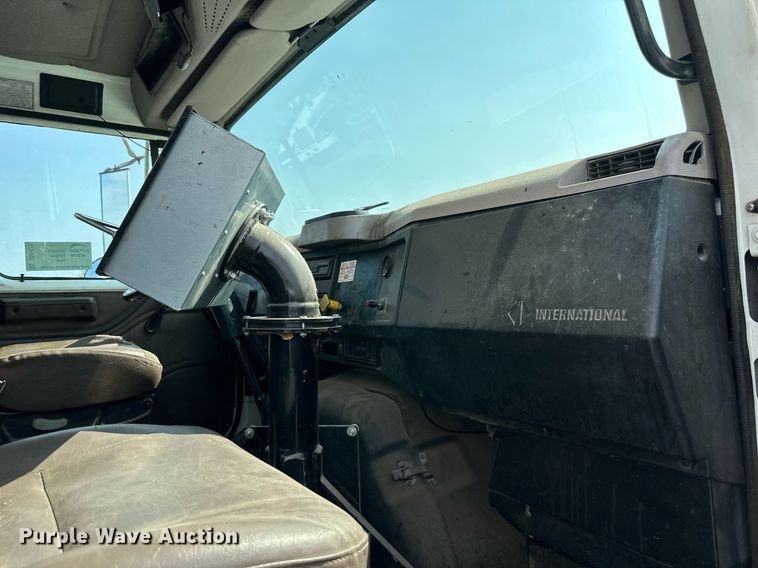 image for item DS6429 1999 International 4900  oil distributor truck