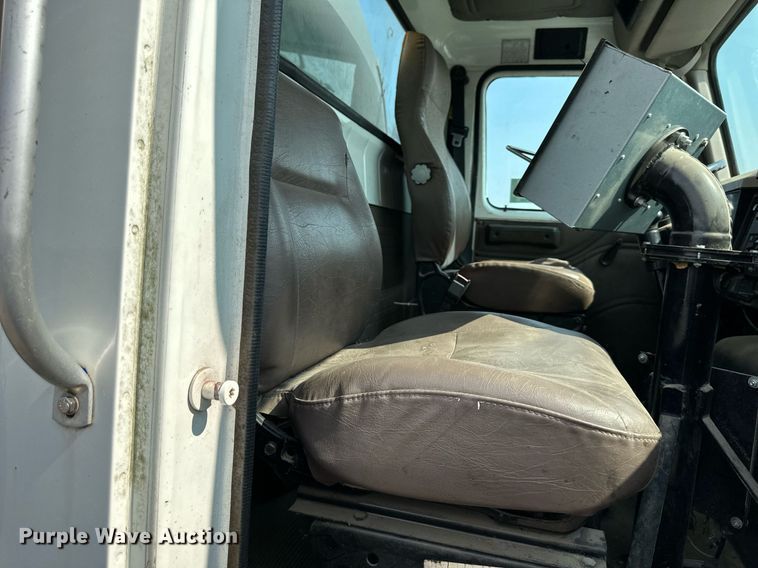 image for item DS6429 1999 International 4900  oil distributor truck