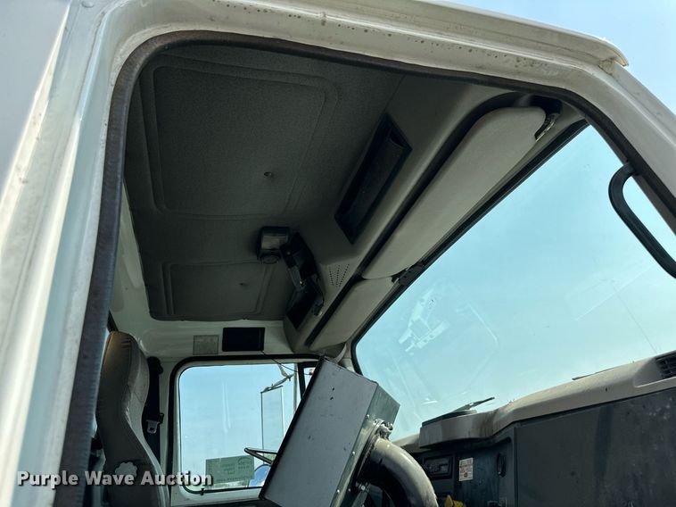 image for item DS6429 1999 International 4900  oil distributor truck