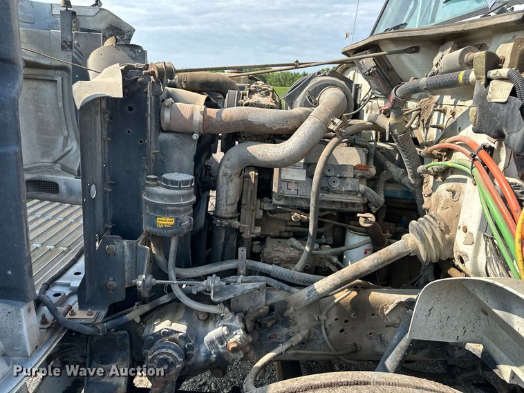 image for item DS6429 1999 International 4900  oil distributor truck