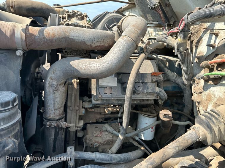 image for item DS6429 1999 International 4900  oil distributor truck