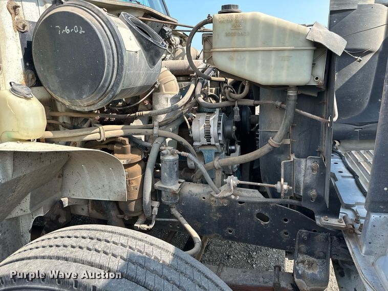 image for item DS6429 1999 International 4900  oil distributor truck