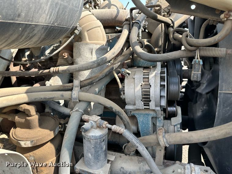 image for item DS6429 1999 International 4900  oil distributor truck