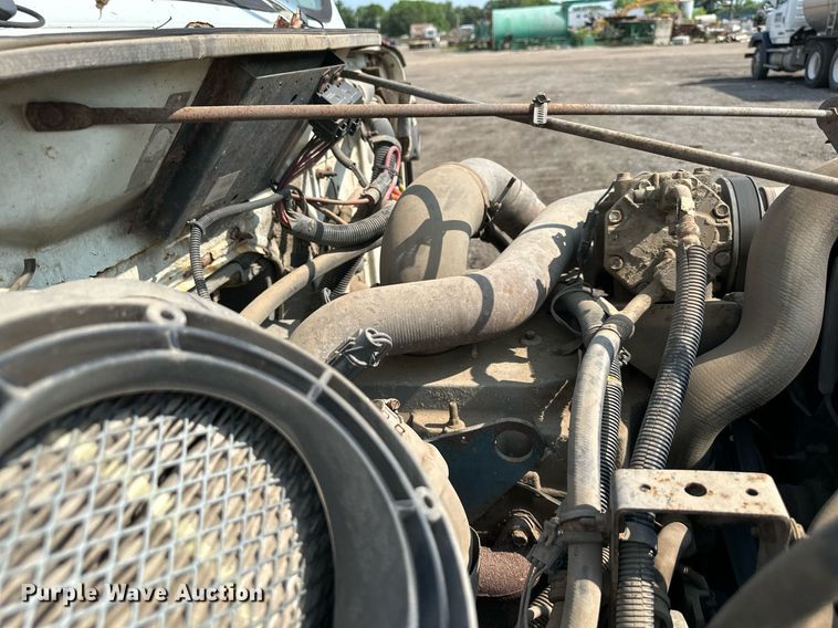 image for item DS6429 1999 International 4900  oil distributor truck