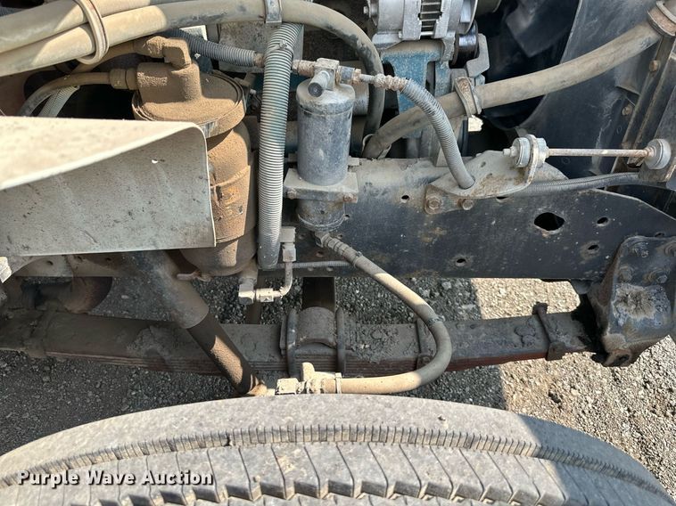 image for item DS6429 1999 International 4900  oil distributor truck