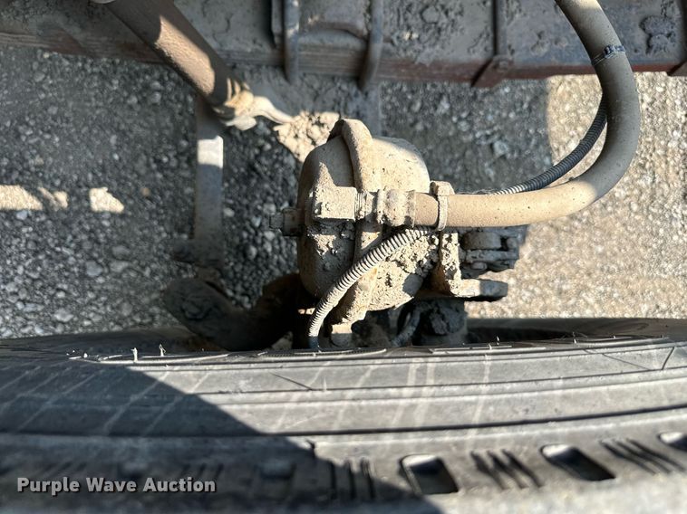 image for item DS6429 1999 International 4900  oil distributor truck