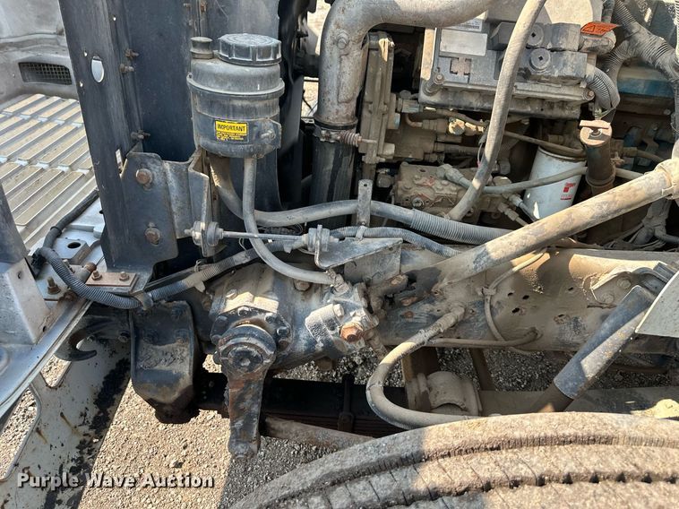 image for item DS6429 1999 International 4900  oil distributor truck