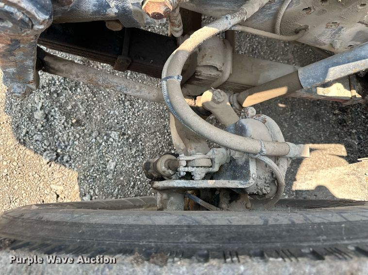 image for item DS6429 1999 International 4900  oil distributor truck