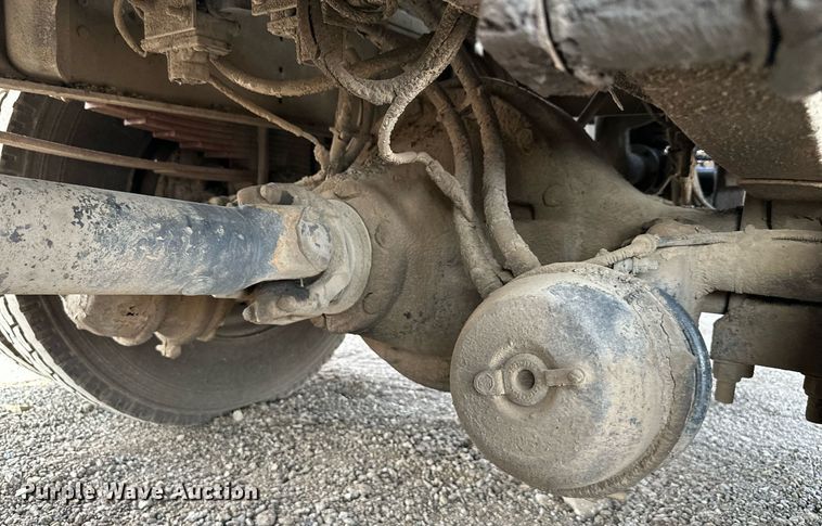 image for item DS6429 1999 International 4900  oil distributor truck