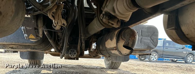 image for item DS6429 1999 International 4900  oil distributor truck