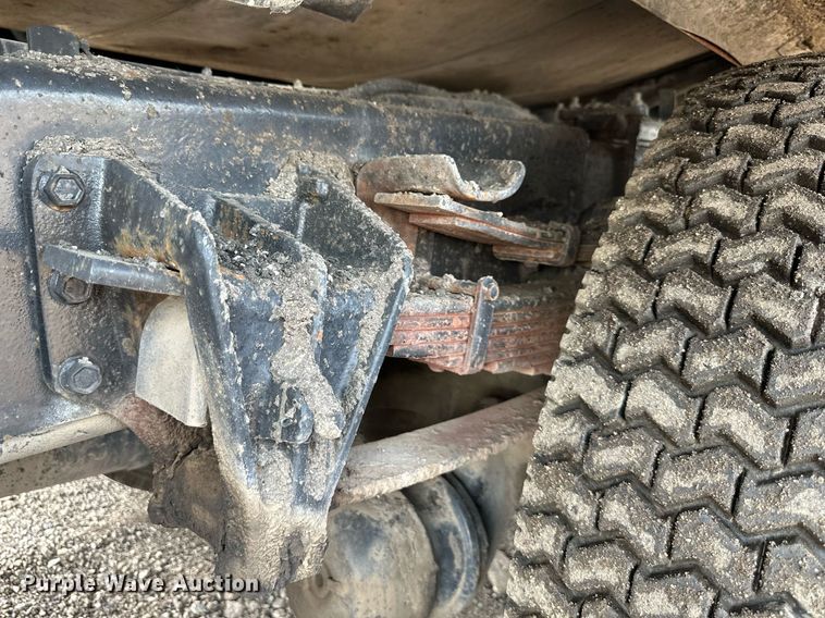 image for item DS6429 1999 International 4900  oil distributor truck