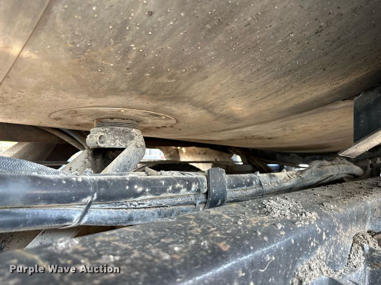 image for item DS6429 1999 International 4900  oil distributor truck