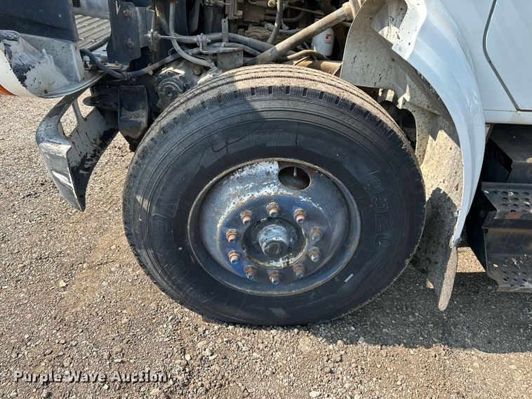 image for item DS6429 1999 International 4900  oil distributor truck