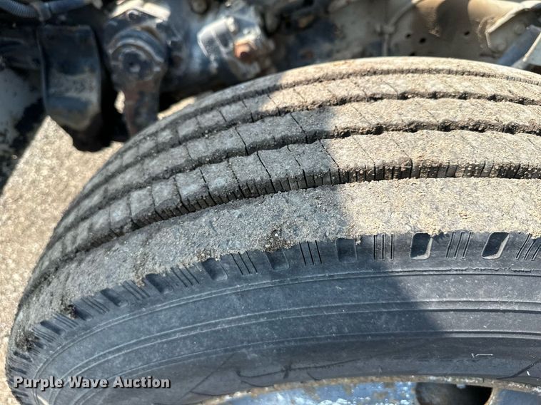 image for item DS6429 1999 International 4900  oil distributor truck