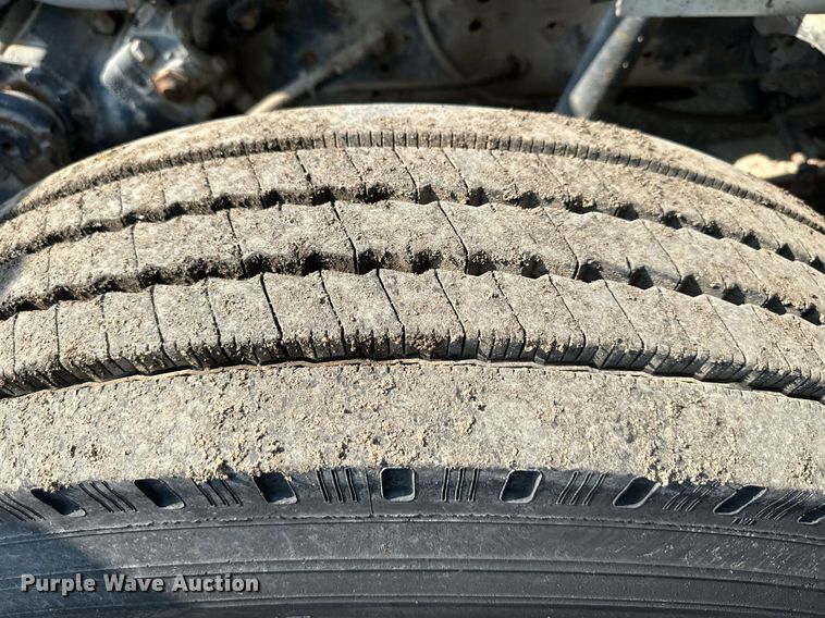 image for item DS6429 1999 International 4900  oil distributor truck