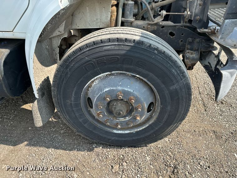 image for item DS6429 1999 International 4900  oil distributor truck