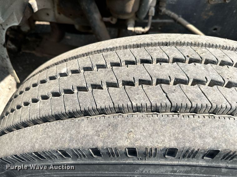 image for item DS6429 1999 International 4900  oil distributor truck