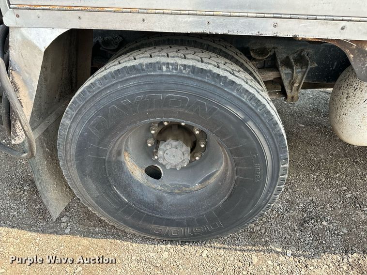 image for item DS6429 1999 International 4900  oil distributor truck