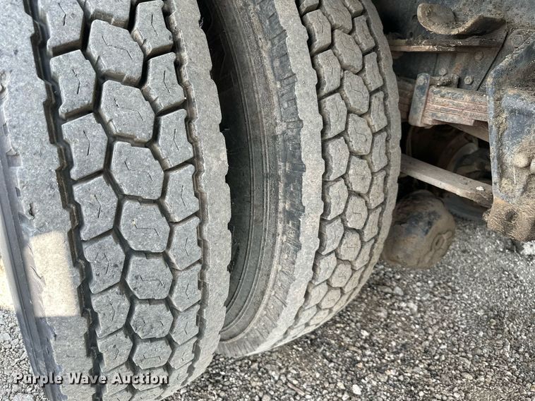 image for item DS6429 1999 International 4900  oil distributor truck