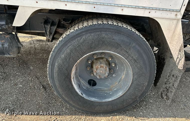 image for item DS6429 1999 International 4900  oil distributor truck