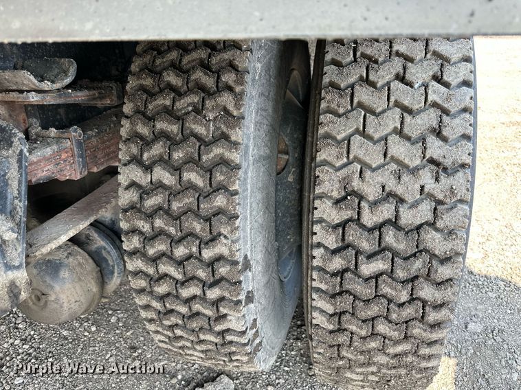 image for item DS6429 1999 International 4900  oil distributor truck