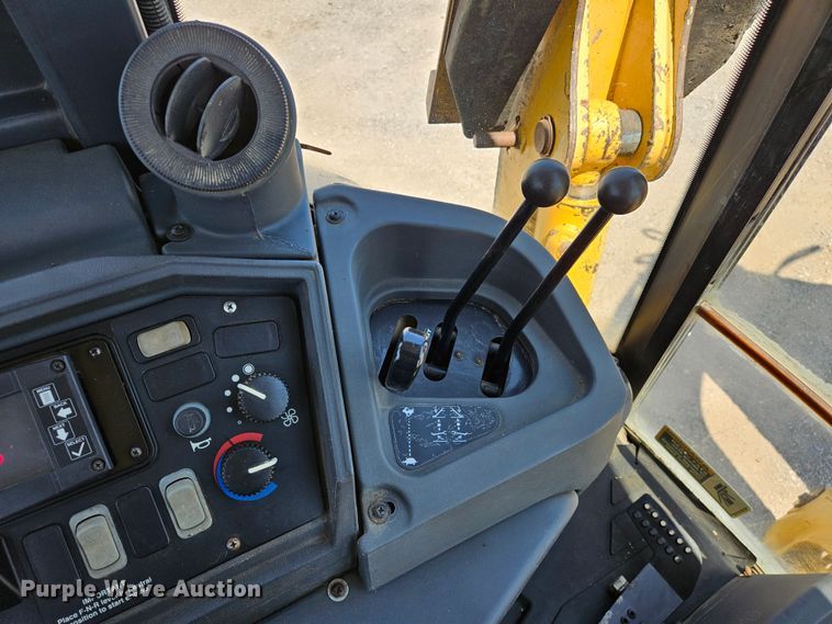 image for item DS6474 2003 John Deere 310SG  backhoe