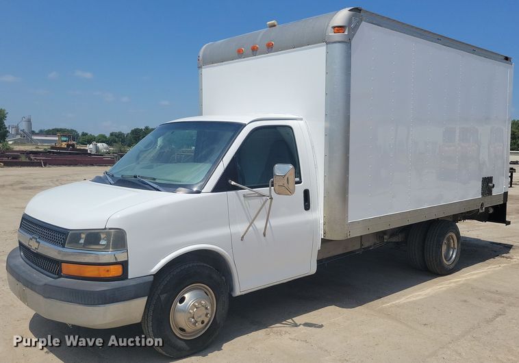 image for item IQ9767 2004 Chevrolet Express G3500  box truck