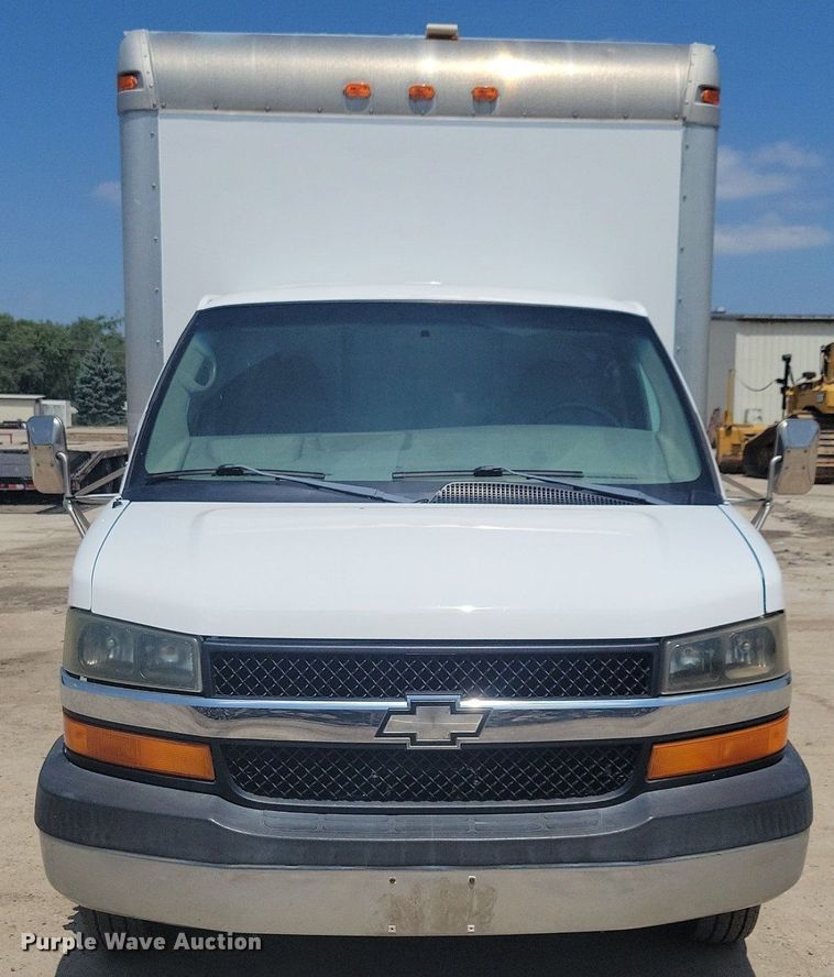 image for item IQ9767 2004 Chevrolet Express G3500  box truck