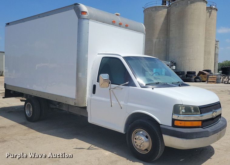 image for item IQ9767 2004 Chevrolet Express G3500  box truck