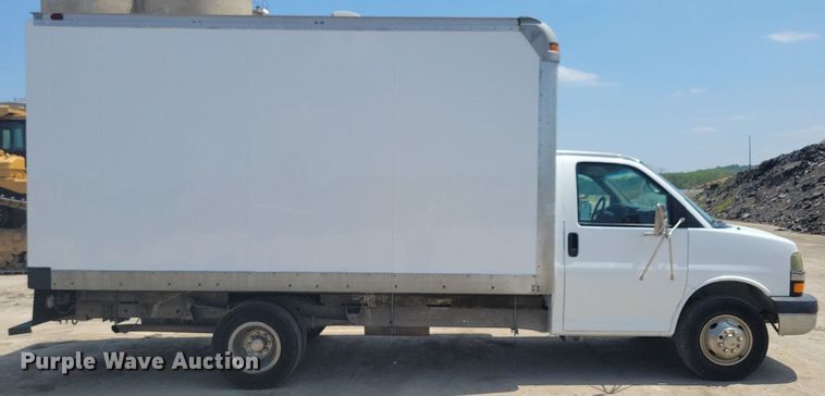 image for item IQ9767 2004 Chevrolet Express G3500  box truck
