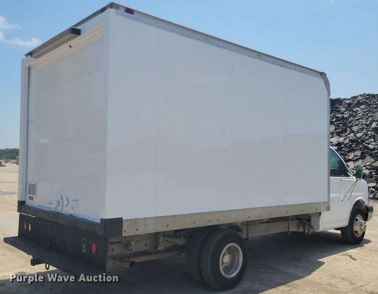image for item IQ9767 2004 Chevrolet Express G3500  box truck