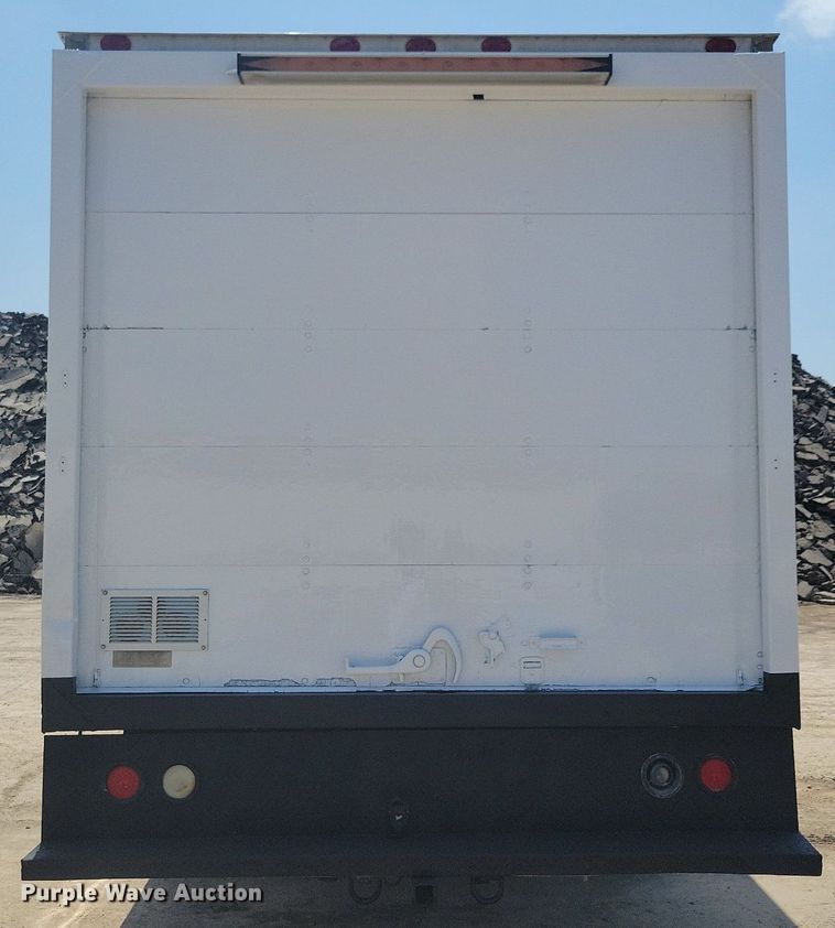 image for item IQ9767 2004 Chevrolet Express G3500  box truck