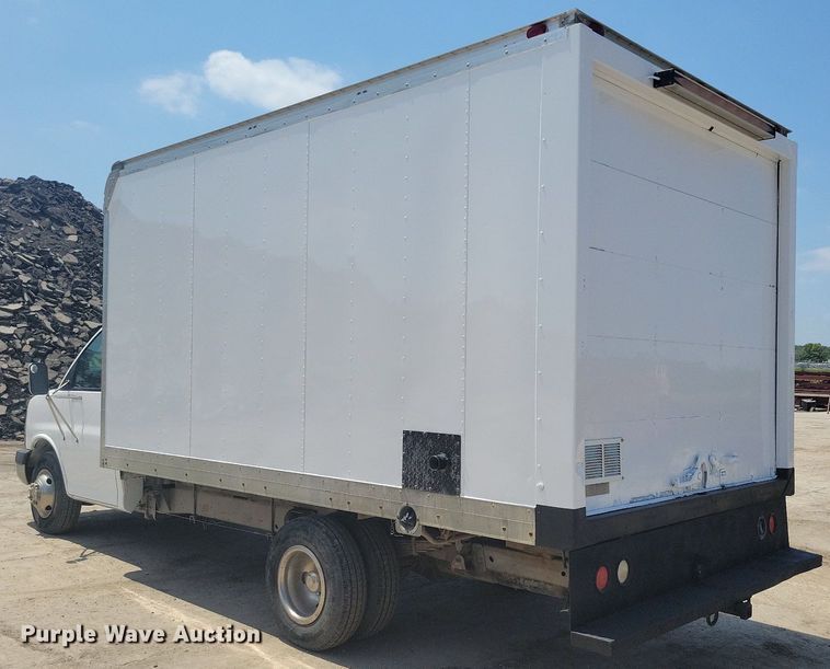 image for item IQ9767 2004 Chevrolet Express G3500  box truck