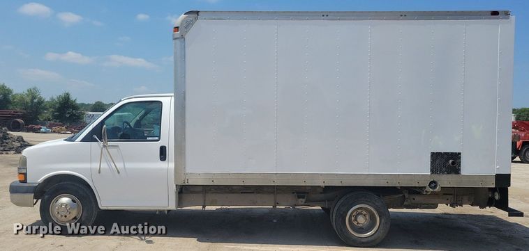 image for item IQ9767 2004 Chevrolet Express G3500  box truck