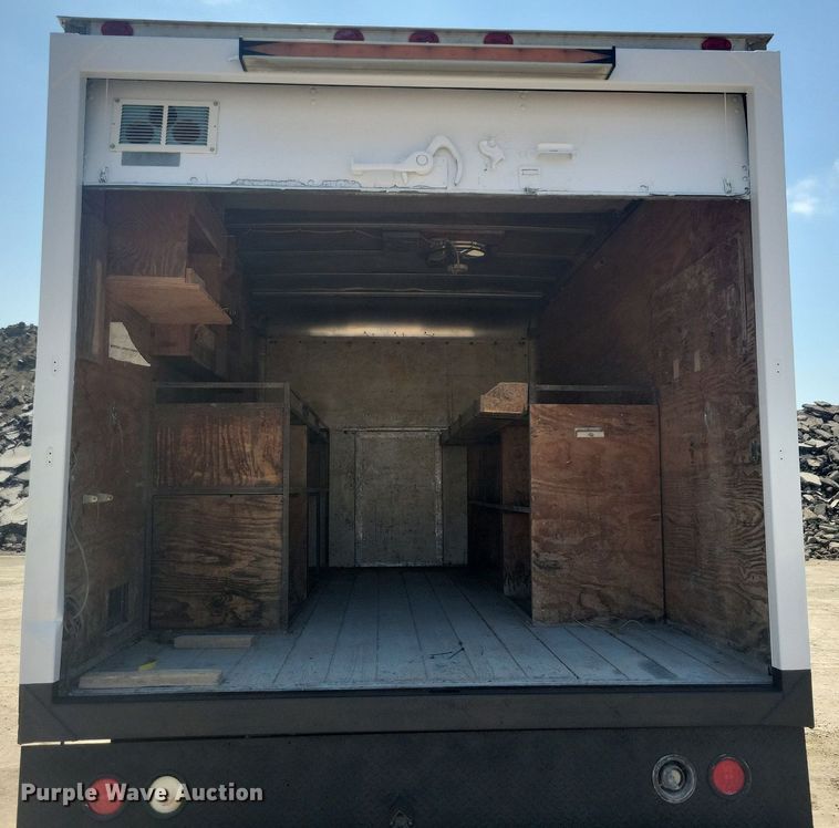 image for item IQ9767 2004 Chevrolet Express G3500  box truck