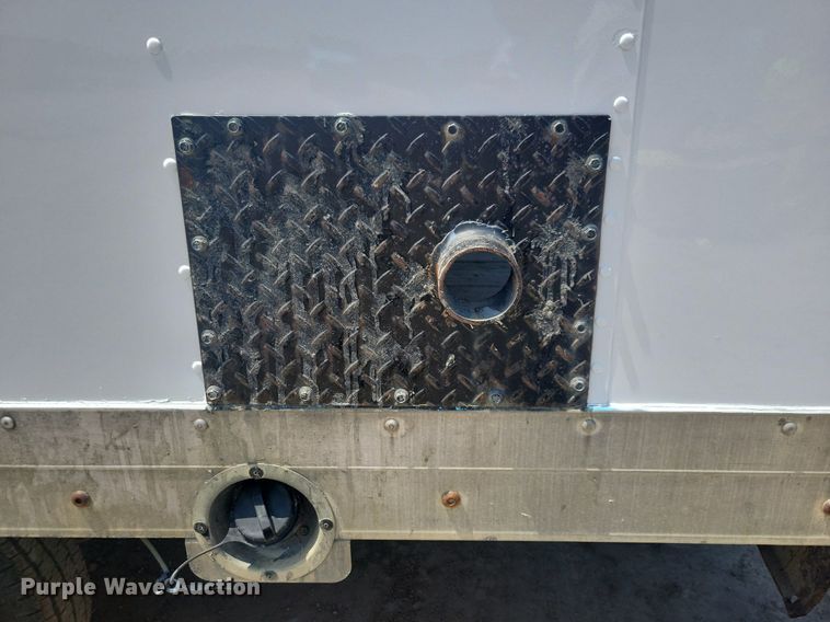 image for item IQ9767 2004 Chevrolet Express G3500  box truck