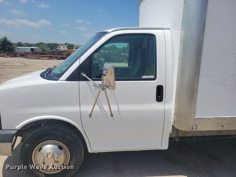 image for item IQ9767 2004 Chevrolet Express G3500  box truck