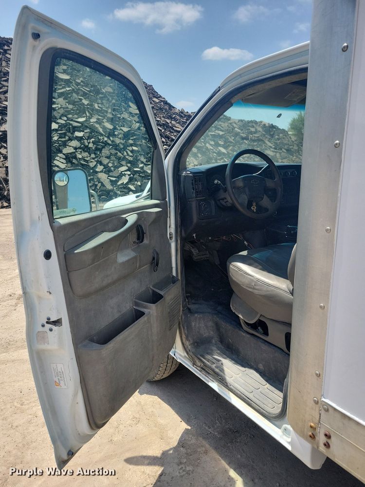image for item IQ9767 2004 Chevrolet Express G3500  box truck