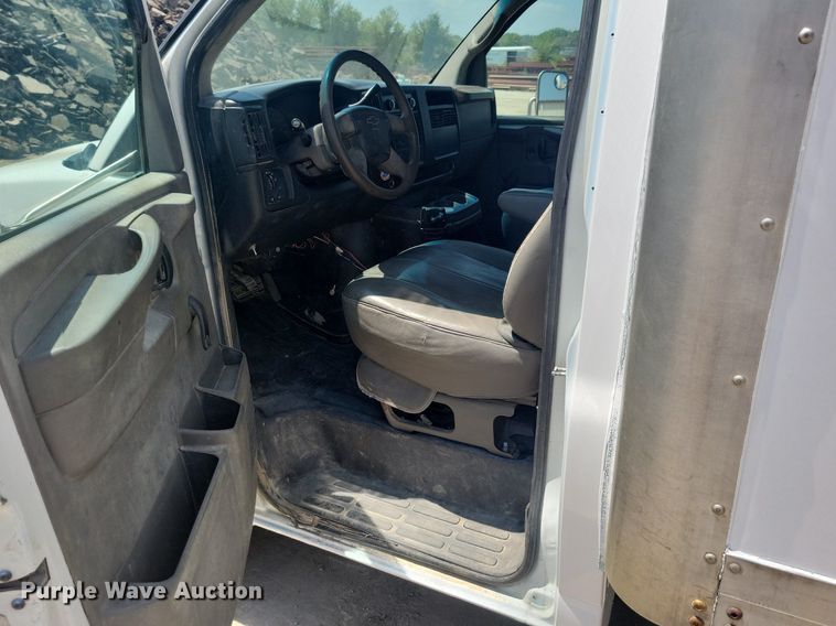 image for item IQ9767 2004 Chevrolet Express G3500  box truck