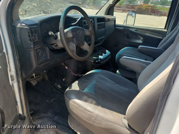 image for item IQ9767 2004 Chevrolet Express G3500  box truck